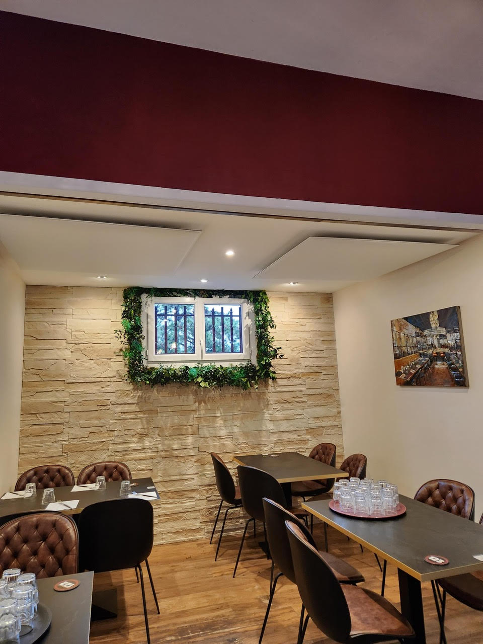 Traitement acoustique d'un restaurant avec panneaux suspendus acoustiques TRA