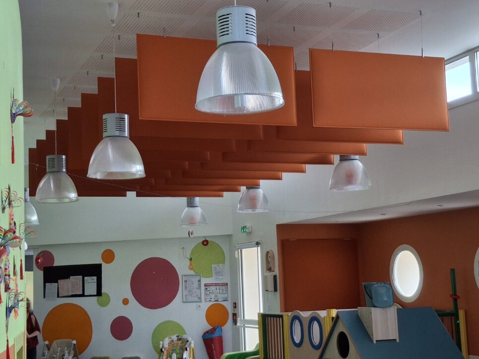 Pose de panneaux Baffle orange dans la crèche de Goldfech