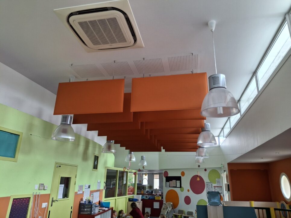 Panneaux acoustiques Baffle orange pour conserver l'esprit coloré de la crèche de Goldfech