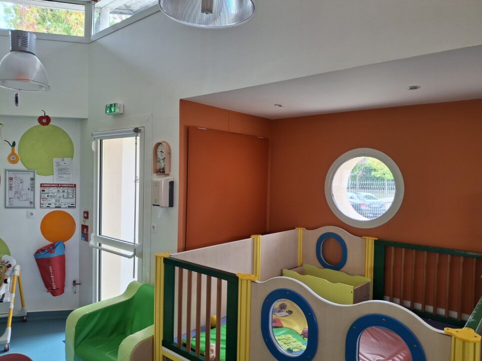 Panneau acoustique mural dans le coin repos de la crèche de Goldfech