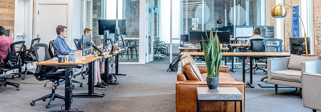 Améliorer l'acoustique au bureau avec des panneaux et du mobilier acoustiques