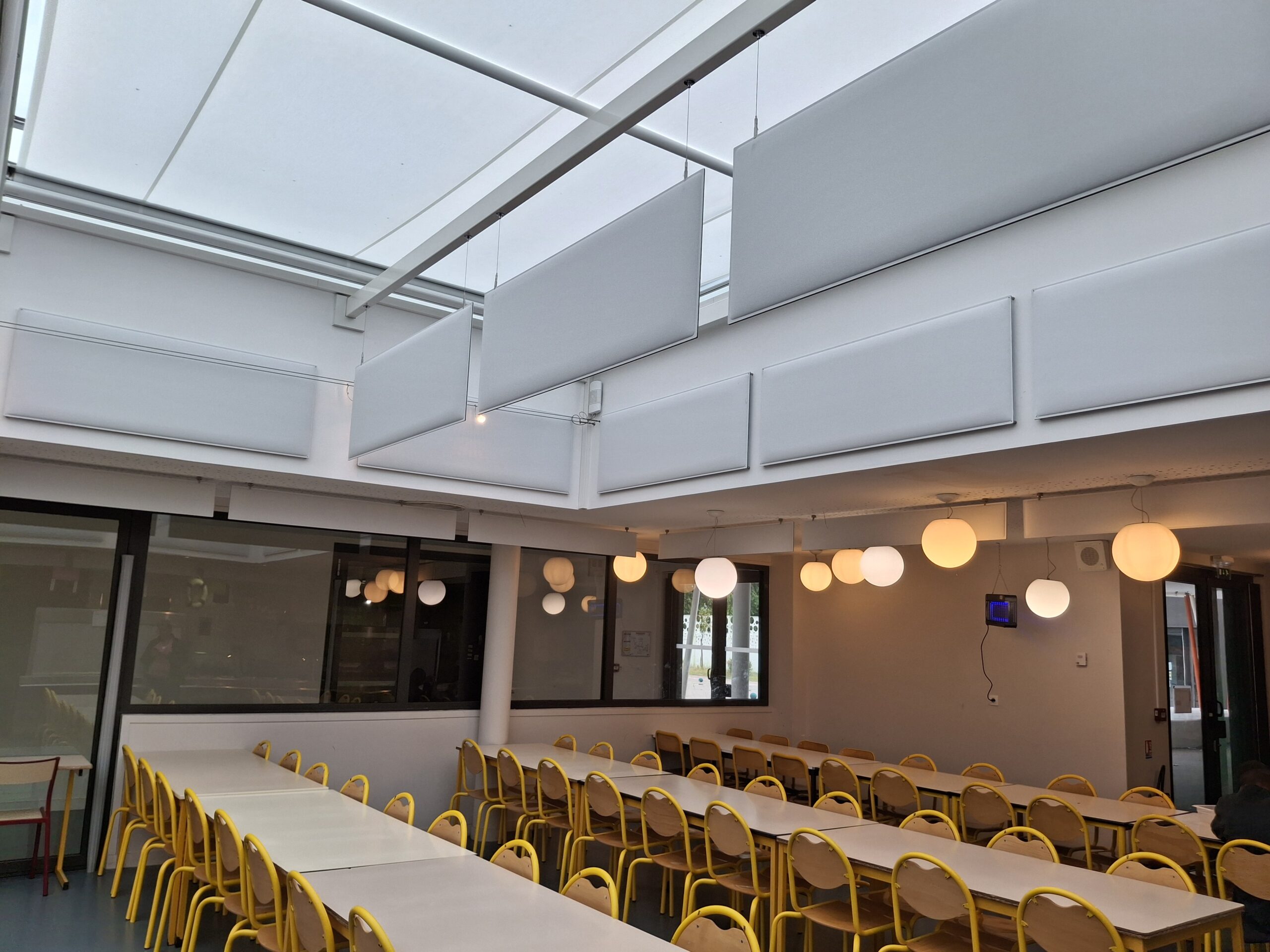 Panneaux acoustiques suspendus Baffle dans la cantine municipale de saint romain de Colbosc