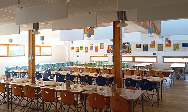 Installation de panneaux acoustiques dans la cantine d'une école - Oraison - Expert DP Acoustique