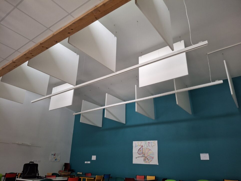 traitement de la réverbération dans la salle périscolaire d'Oraison avec des panneaux acoustiques suspendus DP-Acoustique