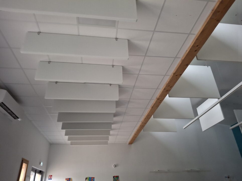 Panneaux suspendus pour le traitement acoustique de l'établissement scolaire d'Oraison